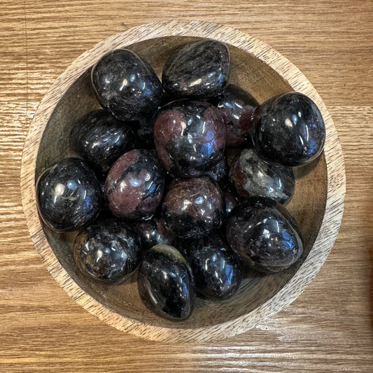 Garnet with nummite 45-55g, 3-3.5cm