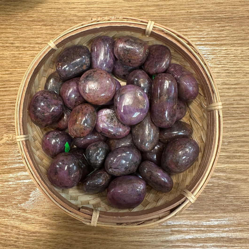 Корунд ( Рубин) 25-32 гр, 2 на 3 см