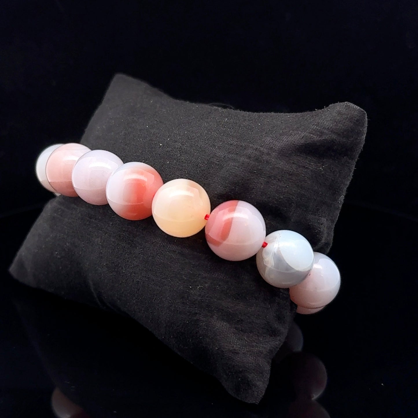 This bracelet features natural agate beads with distinctive stone patterns and natural mineral structure. 