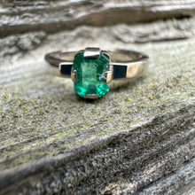 Load image into Gallery viewer, Ring Emerald 0.7 carat in gold 585 

