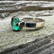 Load image into Gallery viewer, Ring Emerald 0.7 carat in gold 585 
