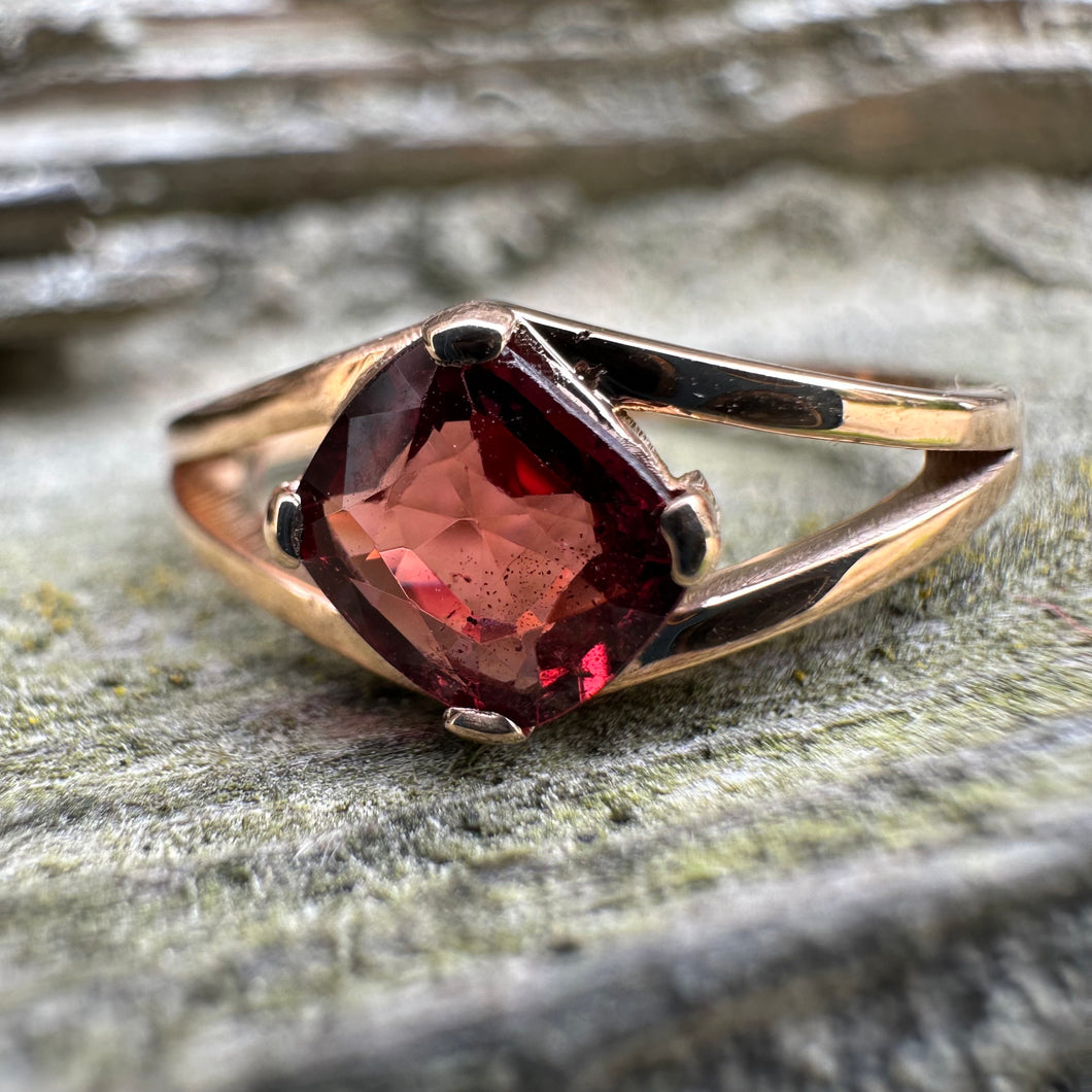 Spinel Ring 0.8 ct in 585 gold 