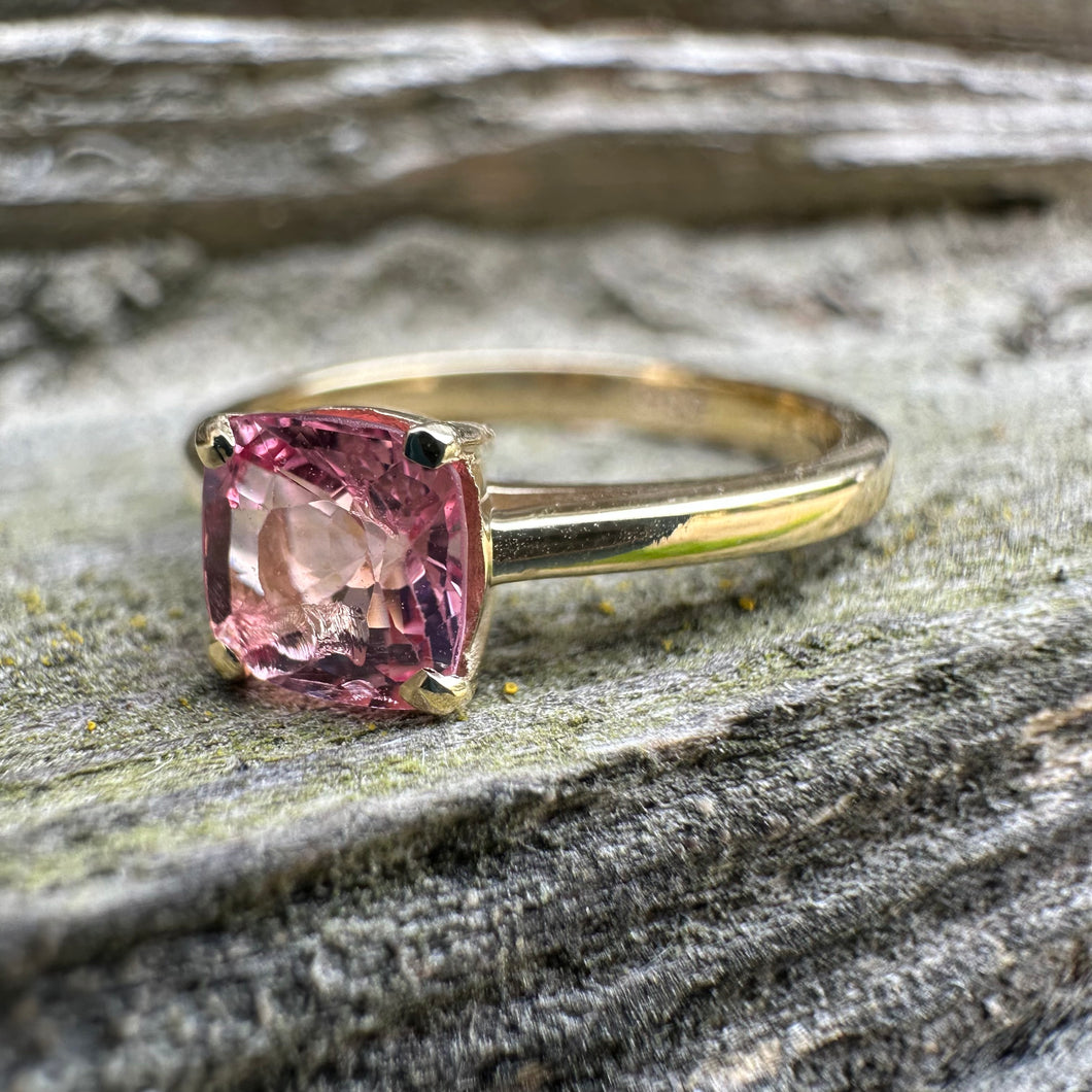 Spinel Ring 0.5 carat in 585 gold 