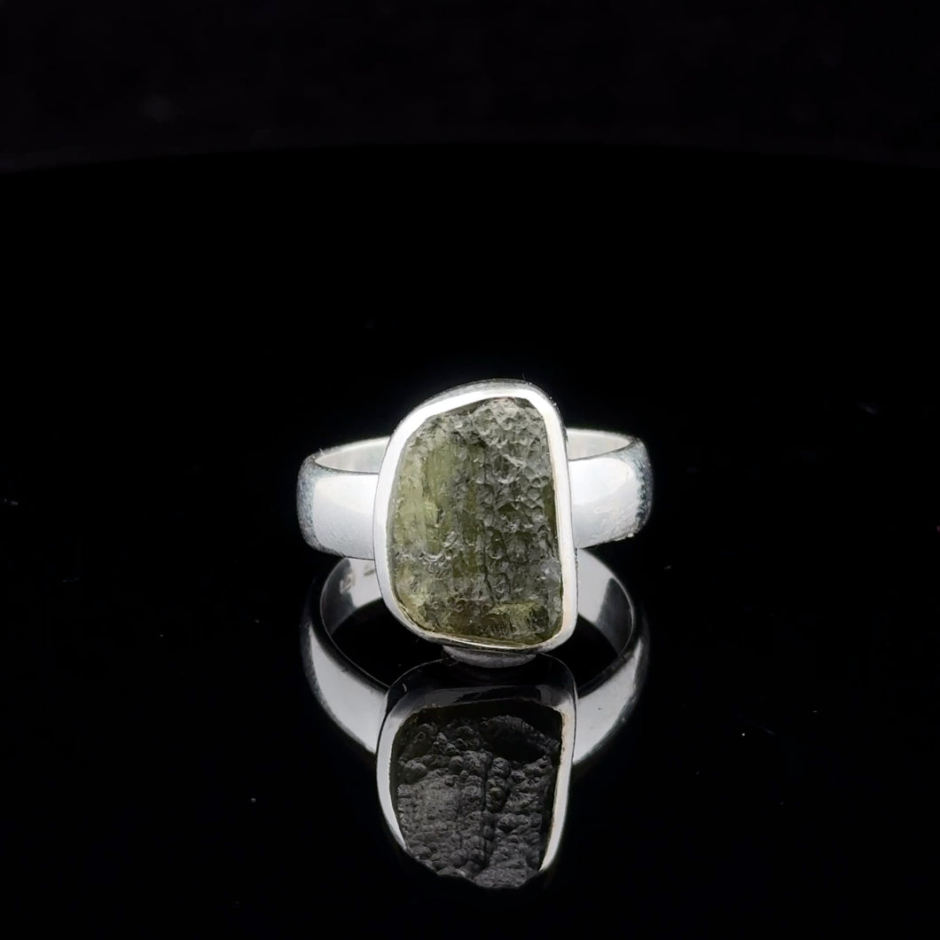 Кольцо Молдавит  размер; серебро 925