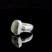 Lejupielādēt attēlu galerijas skatītājā, Moldavīta gredzens, 17,5 izmērs; 6 g akmens, 9 x 13 mm; 925. proves sudrabs
