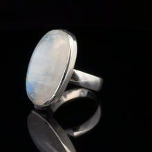 Загрузить изображение в средство просмотра галереи, Кольцо Одуляр( лунный камень) размер ; серебро 925
