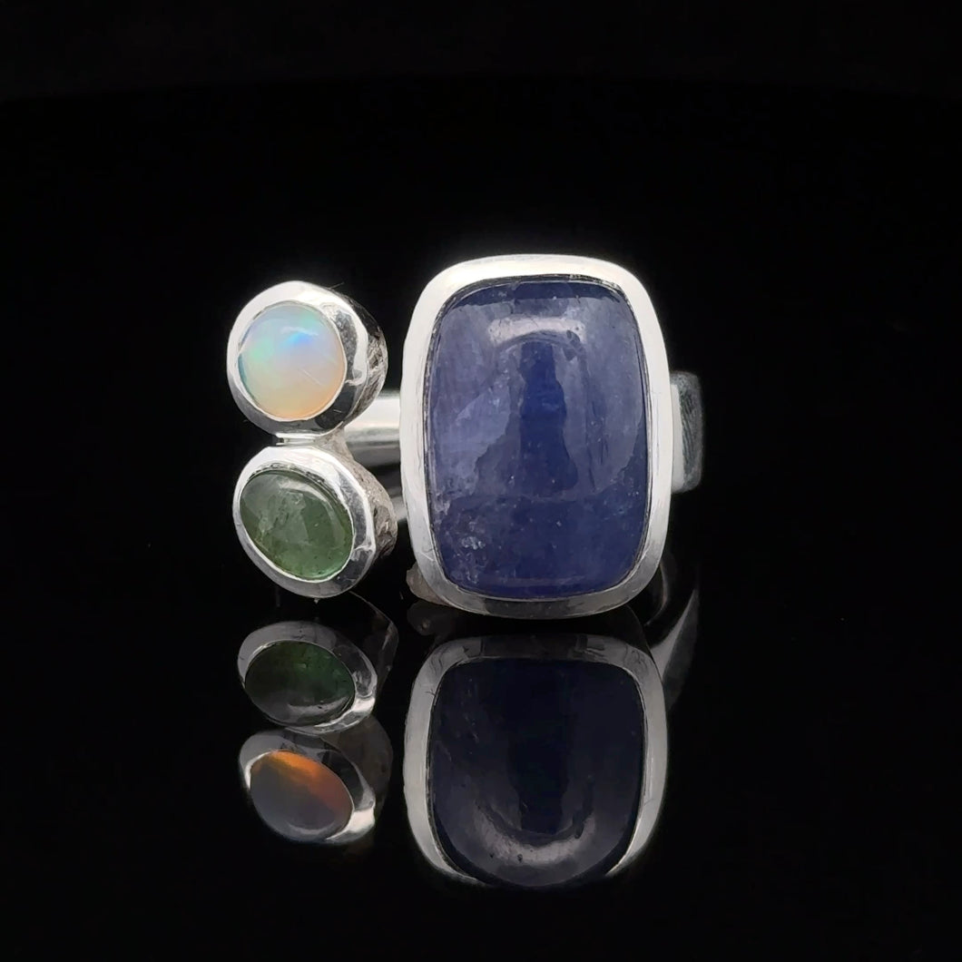 Кольцо Танзанит 15 мм на 12 мм , опал, хризолит 15 гр 19 размер; серебро 925