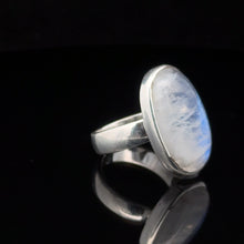 Загрузить изображение в средство просмотра галереи, Кольцо Одуляр(лунный камень ) размер ; серебро 925

