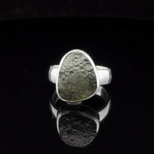 Загрузить изображение в средство просмотра галереи, Кольцо Молдавит  размер; серебро 925
