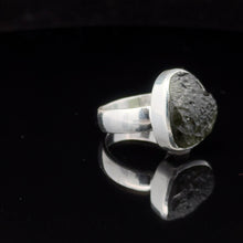 Загрузить изображение в средство просмотра галереи, Кольцо Молдавит  размер; серебро 925
