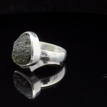 Загрузить изображение в средство просмотра галереи, Кольцо Молдавит  размер; серебро 925
