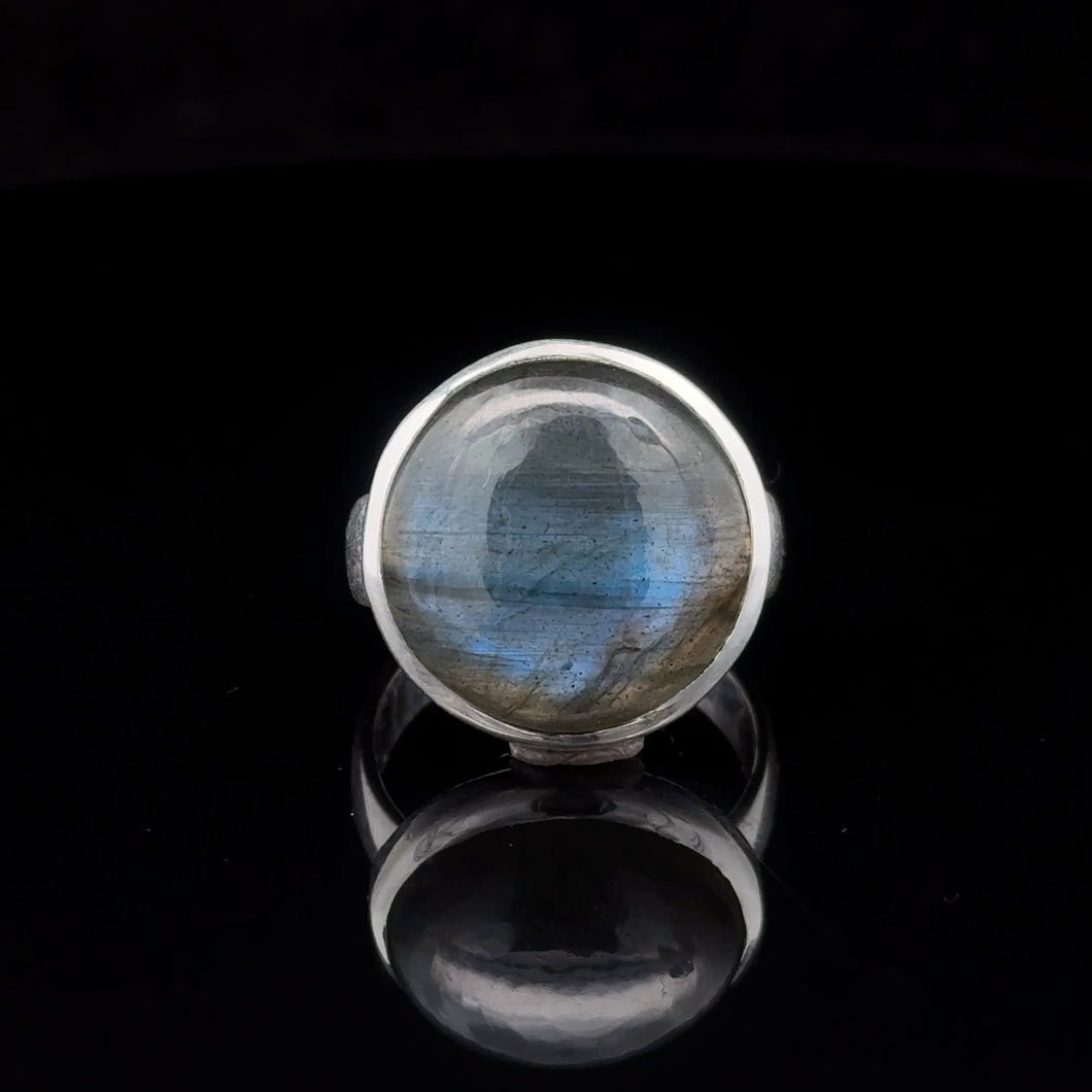 Кольцо лабрадор 8,5 гр камень 18 мм  18 размер; серебро 925