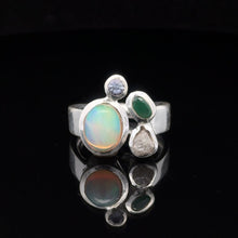 Загрузить изображение в средство просмотра галереи, Кольцо Опал благородный ,алмаз, изумруд  размер; серебро 925
