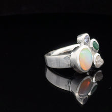 Загрузить изображение в средство просмотра галереи, Кольцо Опал благородный ,алмаз, изумруд  размер; серебро 925
