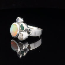 Загрузить изображение в средство просмотра галереи, Кольцо Опал благородный ,алмаз, изумруд  размер; серебро 925
