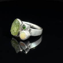 Загрузить изображение в средство просмотра галереи, Кольцо хризолит, опал  размер; серебро 925
