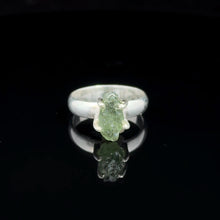 Загрузить изображение в средство просмотра галереи, Кольцо Молдавит дикий размер; серебро 925

