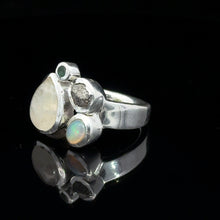 Загрузить изображение в средство просмотра галереи, Кольцо Одуляр( лунный камень) опал, алмаз размер ; серебро 925
