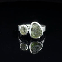 Загрузить изображение в средство просмотра галереи, Кольцо Молдавит  дикий и обработанный  размер; серебро 925
