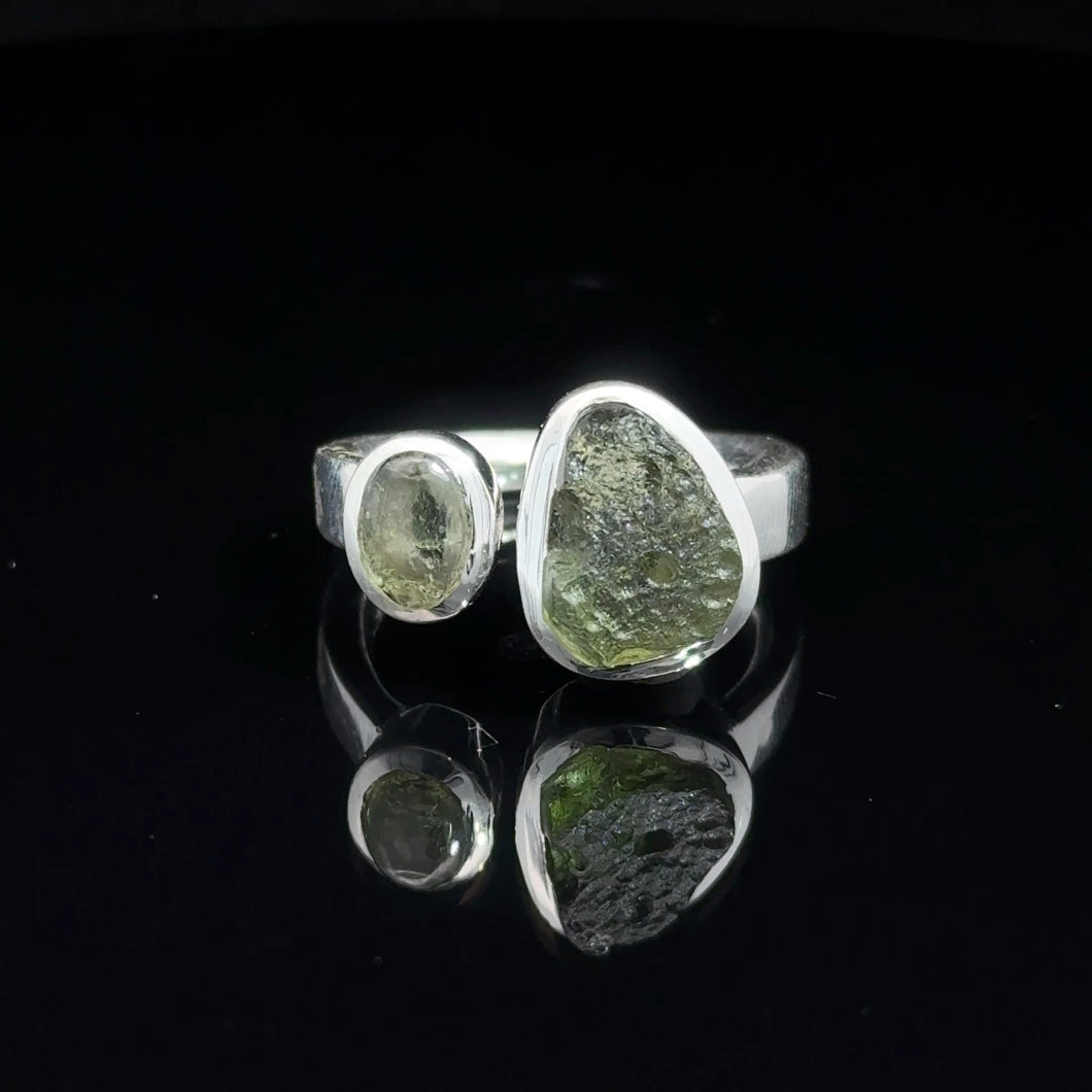 Кольцо Молдавит  дикий и обработанный  размер; серебро 925