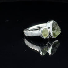 Загрузить изображение в средство просмотра галереи, Кольцо Молдавит  дикий и обработанный  размер; серебро 925
