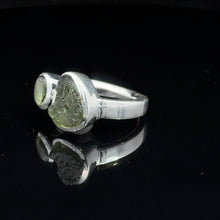 Загрузить изображение в средство просмотра галереи, Кольцо Молдавит  дикий и обработанный  размер; серебро 925
