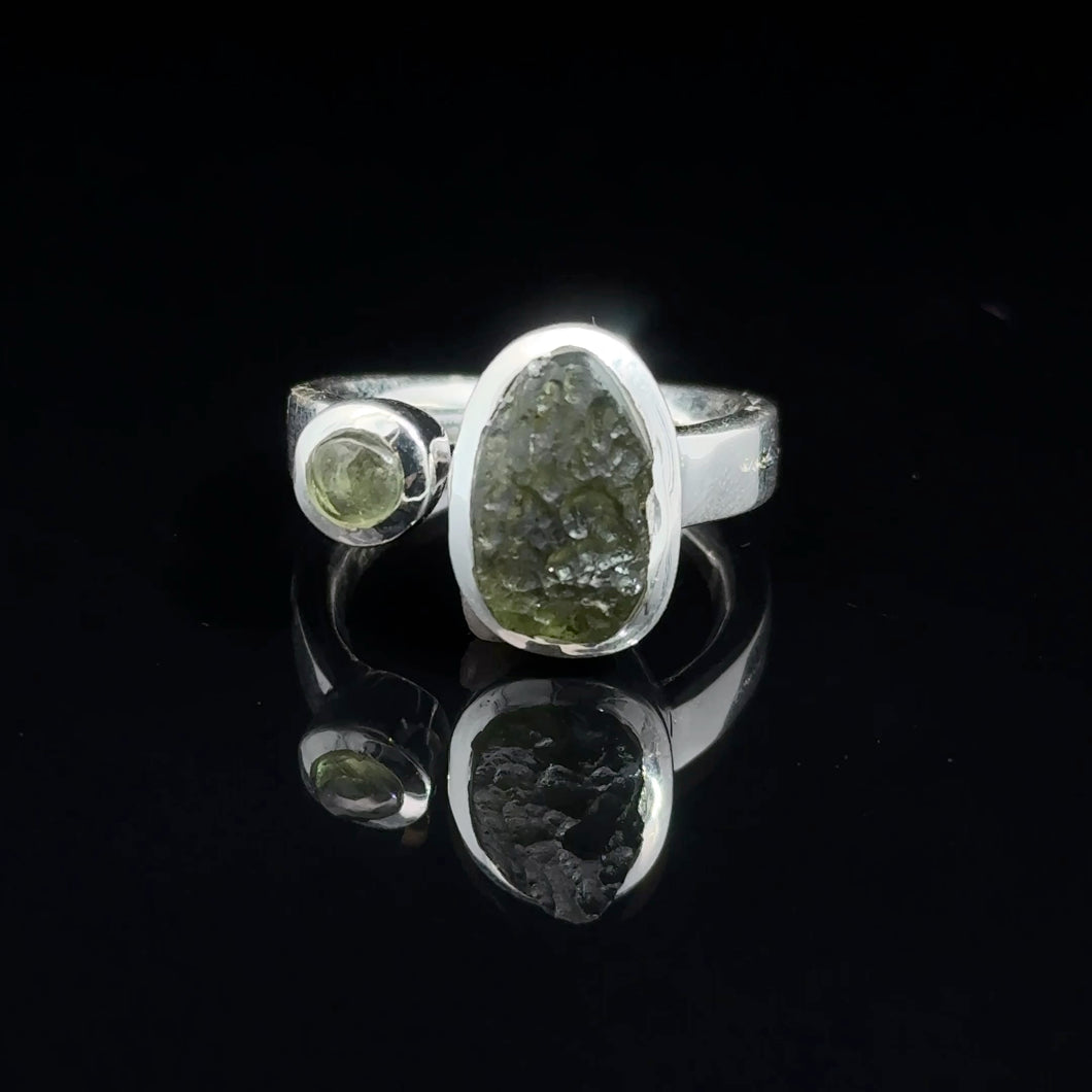 Кольцо Молдавит дикий и обработанный размер; серебро 925
