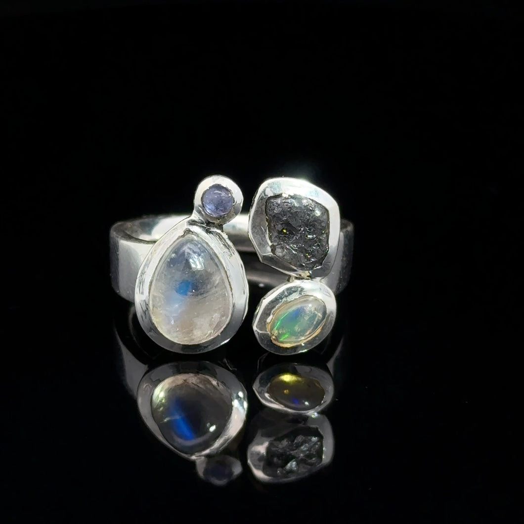 Кольцо одуляр, опал, алмаз размер; серебро 925