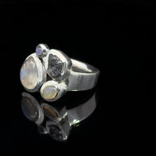 Загрузить изображение в средство просмотра галереи, Кольцо одуляр, опал, алмаз размер; серебро 925
