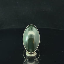 Lejupielādējiet un atskaņojiet videoklipus galerijas skatītājā Sajanija nefrīta gredzens, 17. izmērs, 43 g, akmens 15 x 30 mm; 925. proves sudrabs
