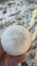 Загружайте и воспроизводите видео в средстве просмотра галереи Scolecite Sphere 340 g 60 mm
