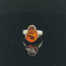 Lejupielādējiet un atskaņojiet videoklipus galerijas skatītājā Uguns opāla gredzens, 4,2 g, izmērs 16,5; 925. proves sudrabs
