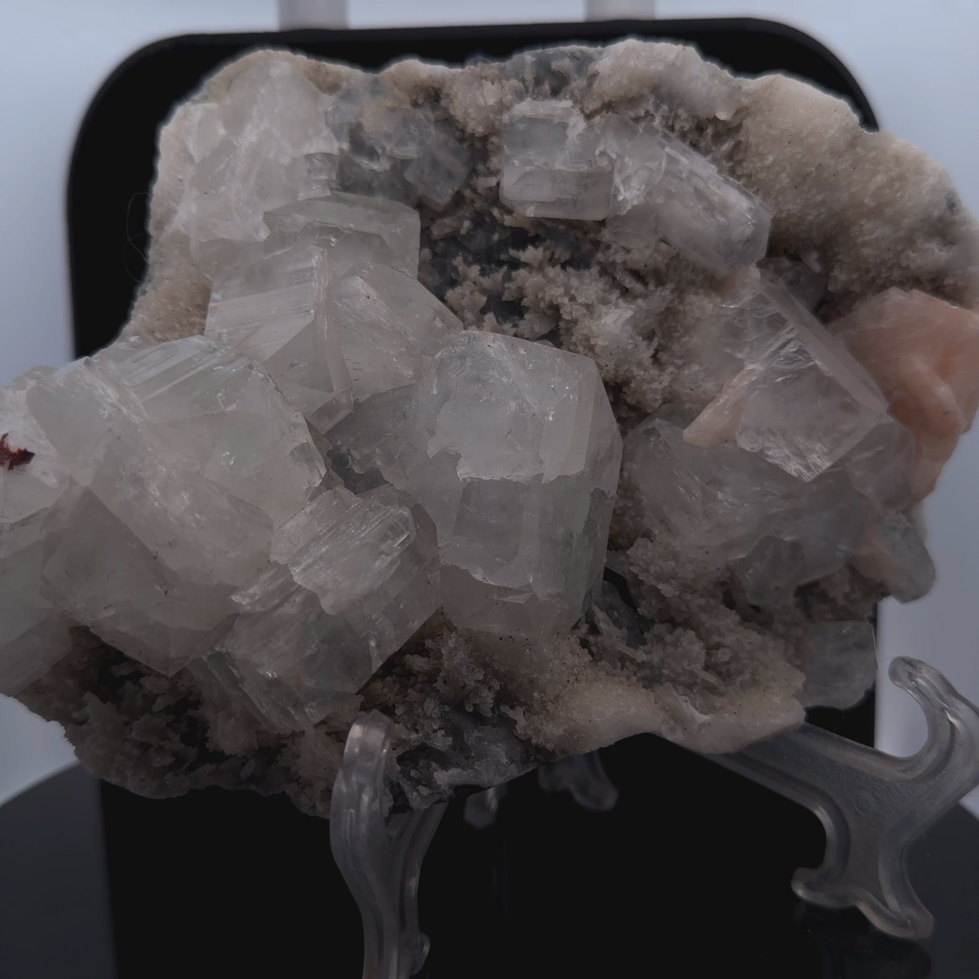 Apophyllite Druze 710 g 17 × 13 × 2 cm