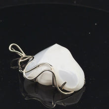 Загружайте и воспроизводите видео в средстве просмотра галереи Pendant Kaholong 6 cm, stone 4 by 4 cm, metal nyselber
