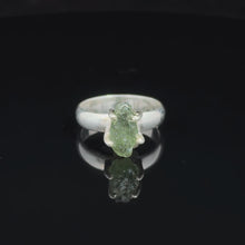 Загружайте и воспроизводите видео в средстве просмотра галереи Кольцо Молдавит дикий размер; серебро 925
