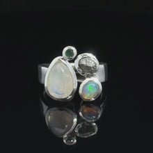 Загружайте и воспроизводите видео в средстве просмотра галереи Кольцо Одуляр( лунный камень) опал, алмаз размер ; серебро 925
