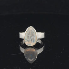 Загружайте и воспроизводите видео в средстве просмотра галереи Moonstone Ring Size 17 Sterling Silver 925
