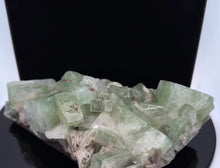 Lejupielādējiet un atskaņojiet videoklipus galerijas skatītājā Кристалл Апофиллит 700 гр; 3 на 11 на 17 см
