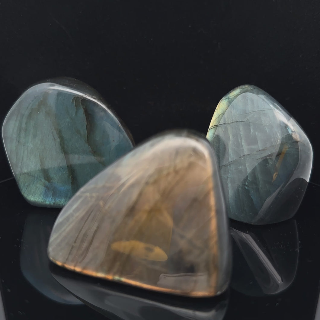 Лабрадор, кусочки 45-55 на 43-50 на 15 мм; 90-110 гр