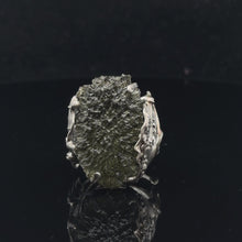 Загружайте и воспроизводите видео в средстве просмотра галереи Moldavite Ring Size 18–20 Silver Plated Metal

