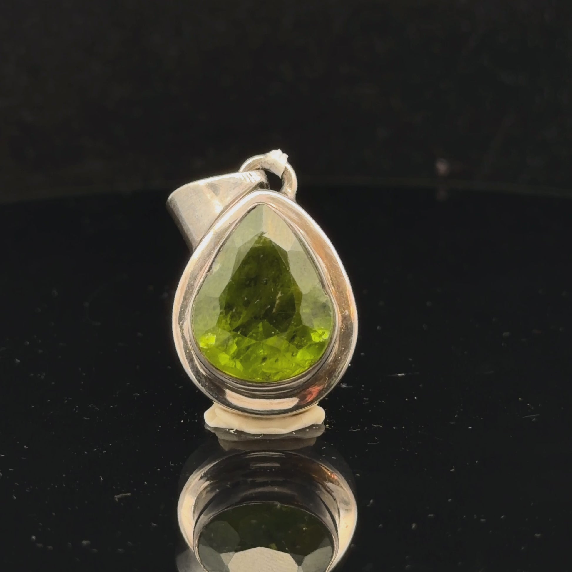 Chrysolite (Peridot) Pendant 3 cm 12.7 g Silver 925