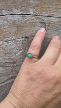 Load and play video in Gallery viewer, Ring Emerald 1.3 carats in gold 585
