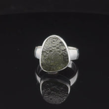 Загружайте и воспроизводите видео в средстве просмотра галереи Кольцо Молдавит  размер; серебро 925
