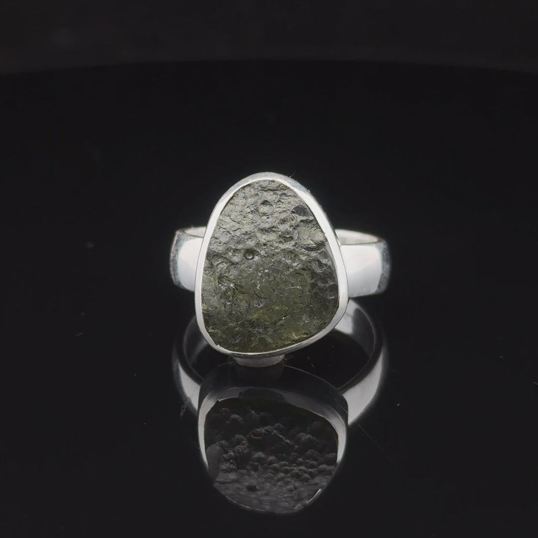 Кольцо Молдавит  размер; серебро 925