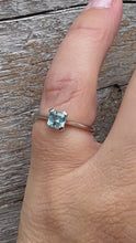 Load and play video in Gallery viewer, Ring Aquamarine 0.45 carat in gold 585
