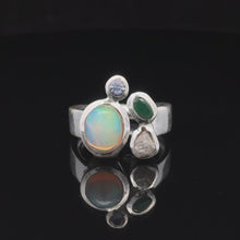 Загружайте и воспроизводите видео в средстве просмотра галереи Кольцо Опал благородный ,алмаз, изумруд  размер; серебро 925
