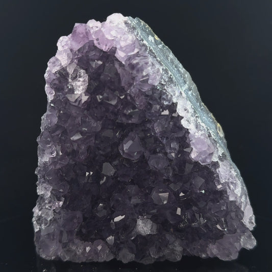 Amethyst Druze 490–550 g 10 × 10 × 2 cm