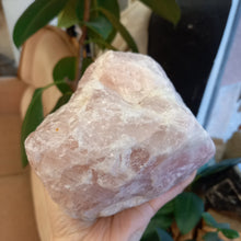Lejupielādēt attēlu galerijas skatītājā, Rožu kvarcs, 1,982 kg, 13 x 11 cm
