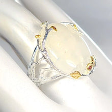 Load image into Gallery viewer, Серебряное кольцо с натуральным лунным камнем, 32 карата, вес 12.8гр, размер камня 25 на 20, размер 18.5, 925 пробы
