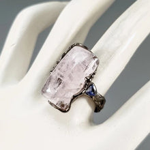 Load image into Gallery viewer, Серебряное кольцо с натуральным морганитом, 24+ карата, размер камня 24 на 13, вес 11.4гр, размер 18, 925 пробы
